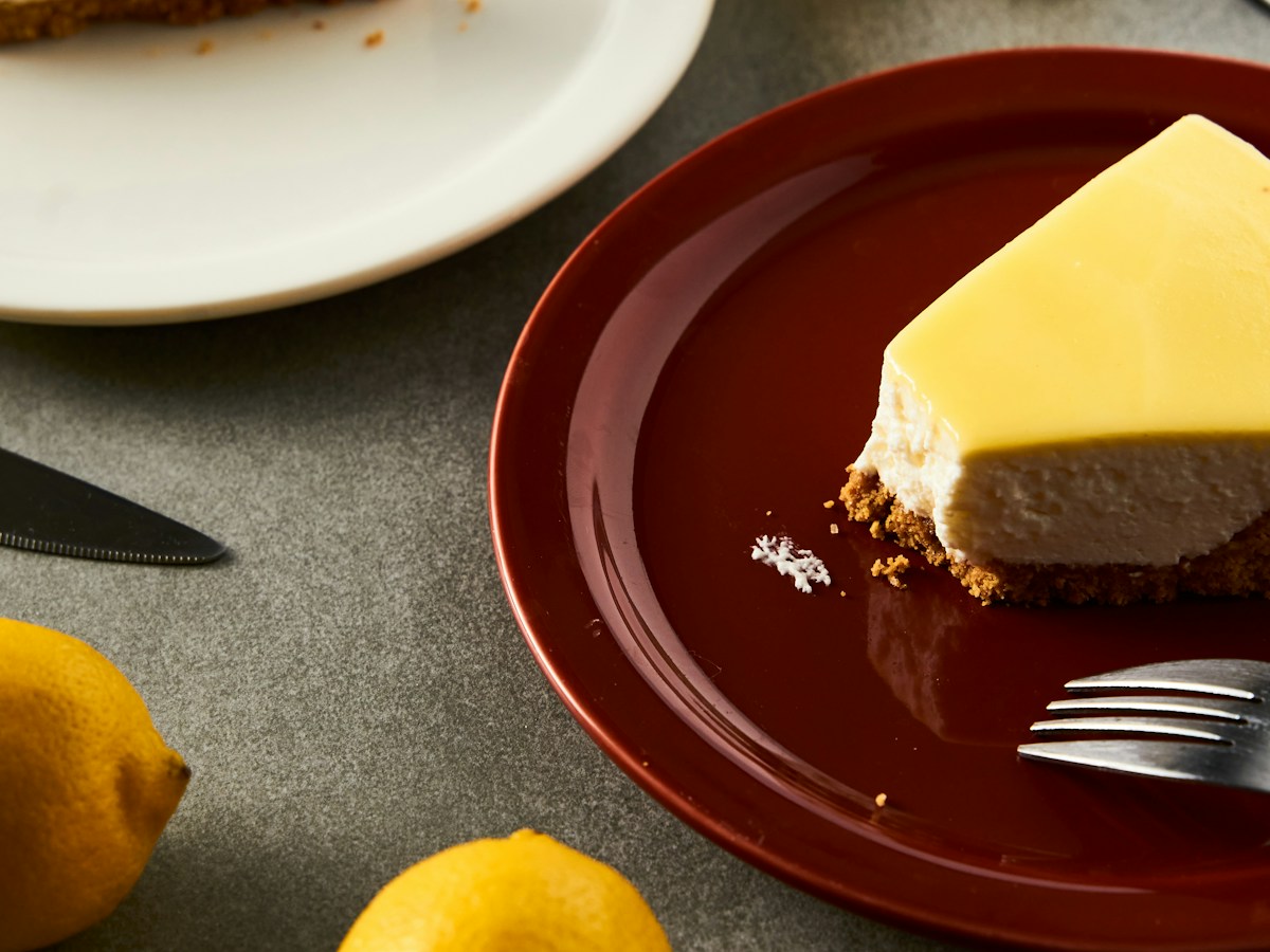 レモンを添えたベイクドチーズケーキのひと皿